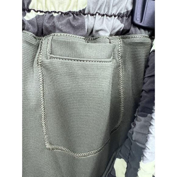 Lululemon Shorts Women Sz 4 Tall Hotty Hot Short II Camo Green Gym Workout Run - Picture 8 of 11